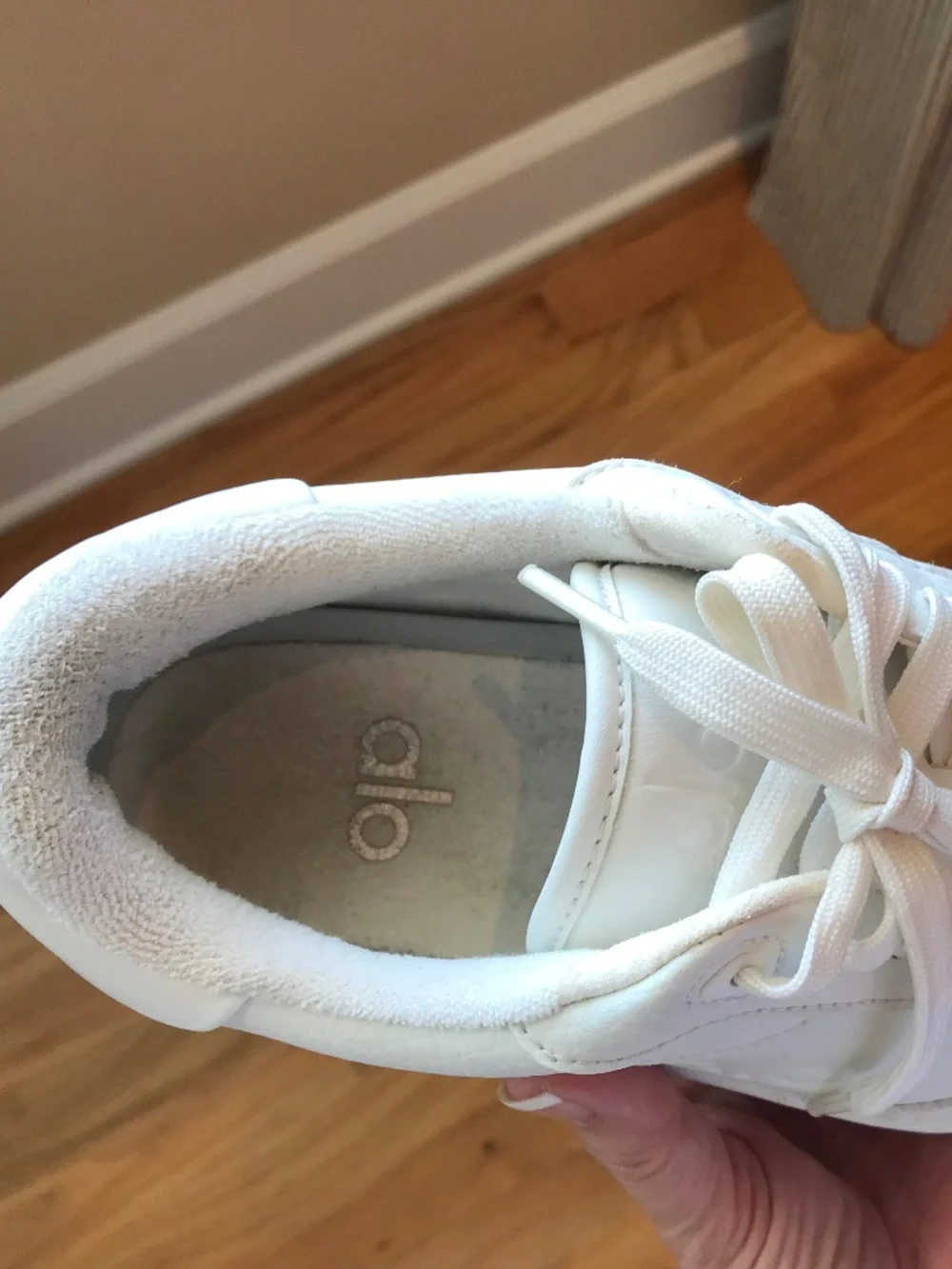 ALO Yoga Cream/White Low-Top Sneakers